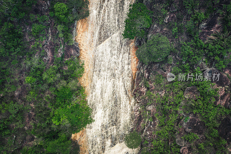 巴西巴伊亚州迪亚曼蒂纳Chapada Diamantina的里约热内卢Mucugezinho瀑布